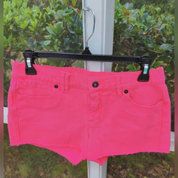 Madewell fuchsia fringed jean shorts - Picture 3 of 8